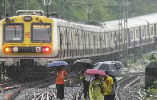 मुंबईत सलग तिसऱ्या दिवशी मुसळधार पाऊस; लोकल वाहतूक विस्कळीत!