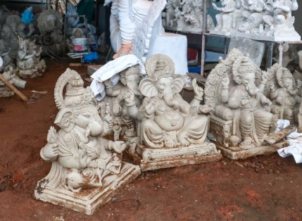 मुसळधार पावसाचा पेणच्या गणेशमूर्ती उद्योगाला फटका; हजारो मूर्तींचे नुकसान!