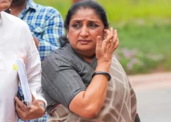 सुनेत्रा पवारांचे अध्यक्षपद धोक्यात? पक्षाच्या राष्ट्रीय सचिवाकडून थेट वकिलांमार्फत नोटीस