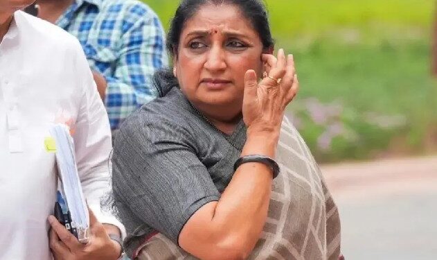 सुनेत्रा पवारांचे अध्यक्षपद धोक्यात? पक्षाच्या राष्ट्रीय सचिवाकडून थेट वकिलांमार्फत नोटीस