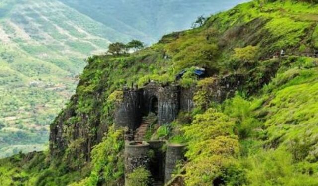 सिंहगडावर दरड कोसळली; पर्यटकांसाठी किल्ला तात्पुरता बंद!