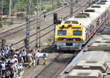 नेरुळ–वाशीदरम्यान ओव्हरहेड वायर तुटली, हार्बर रेल्वेची वाहतूक विस्कळीत!
