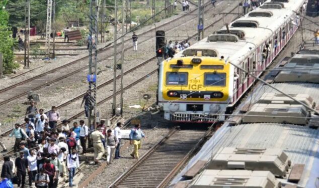 नेरुळ–वाशीदरम्यान ओव्हरहेड वायर तुटली, हार्बर रेल्वेची वाहतूक विस्कळीत!