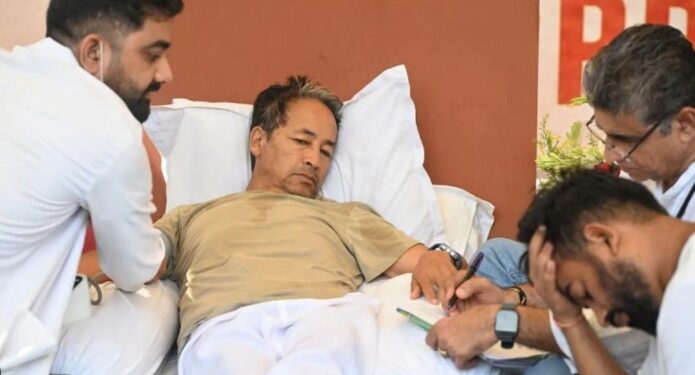 सोनम वांगचूक यांच्या आंदोलनस्थळी पोलिसांची कारवाई; प्रकृती बिघडल्याने जबरदस्तीने रुग्णालयात दाखल!