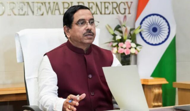 धर्मेंद्र प्रधानांच्या राजीनाम्यानंतर प्रल्हाद जोशी यांच्याकडे शिक्षण मंत्रालयाचा कार्यभार