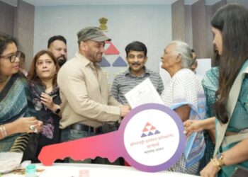 झोपडपट्टीधारकांच्या स्वप्नांना सलमान खानचा हातभार; एसआरए कार्यालयात जाऊन केले घरांच्या चाव्यांचे वाटप