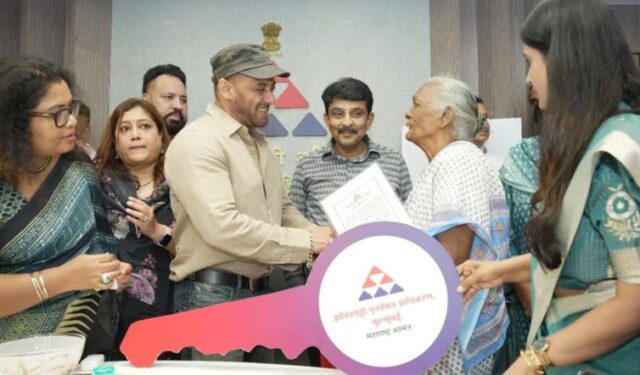 झोपडपट्टीधारकांच्या स्वप्नांना सलमान खानचा हातभार; एसआरए कार्यालयात जाऊन केले घरांच्या चाव्यांचे वाटप