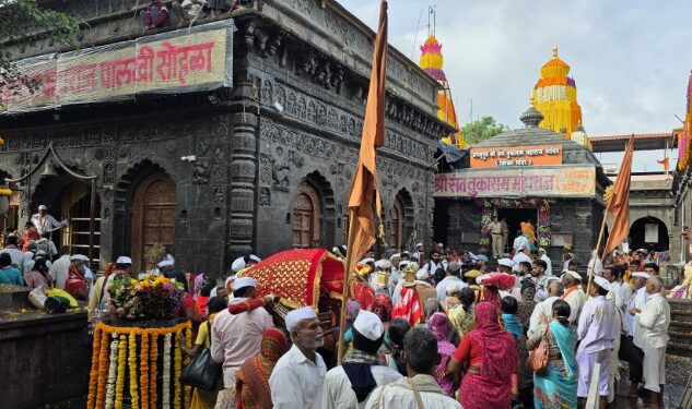 भक्तिमय वातावरणात संत तुकाराम महाराज पालखीचे पंढरपूरकडे प्रस्थान!