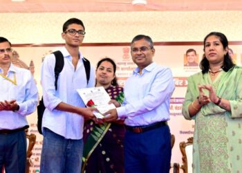 ‘महाराजस्व समाधान शिबिर’मधून ३० विभागांच्या सेवा एकाच छताखाली; १०९ लाभार्थ्यांना विविध योजनांचा लाभ