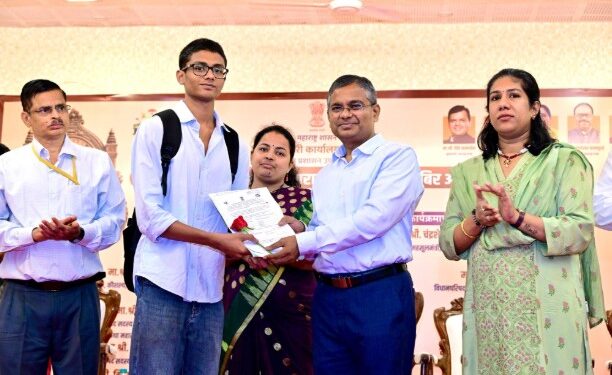 ‘महाराजस्व समाधान शिबिर’मधून ३० विभागांच्या सेवा एकाच छताखाली; १०९ लाभार्थ्यांना विविध योजनांचा लाभ