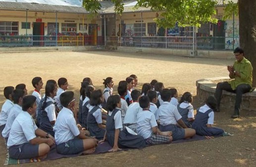 कारवाईचा बडगा पण विद्यार्थ्यांचे काय? तब्बल २६ हजार मुलांचे भवितव्य संकटात