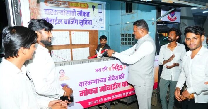 पंढरीच्या वाटेवर अनोखी सेवा! ५ मोबाईल चार्जिंग व्हॅनमुळे हजारो वारकऱ्यांना दिलासा