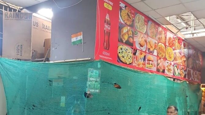 सावधान! तुम्हीही रेल्वे स्टेशनवर वडापाव-समोसा खाता? निकृष्ट अन्न आणि अस्वच्छतेमुळे तब्बल २२ फूड स्टॉल्स FDAकडून बंद!