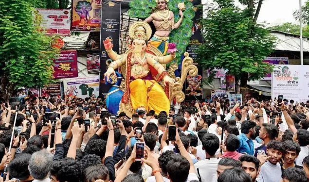 गोविंदांनंतर आता गणेश भक्तांनाही मिळणार विमा कवच? राज्य शासनाकडून सुरक्षा कवच देण्याची सूचना