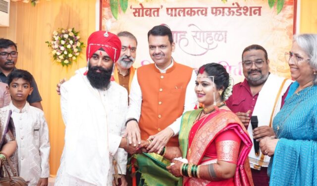 मुख्यमंत्री देवेंद्र फडणवीस यांनी लावली ‘कन्यादाना’ची हजेरी; कोरोनात पती गमावलेल्या दत्तक कन्येचा थाटात पुनर्विवाह
