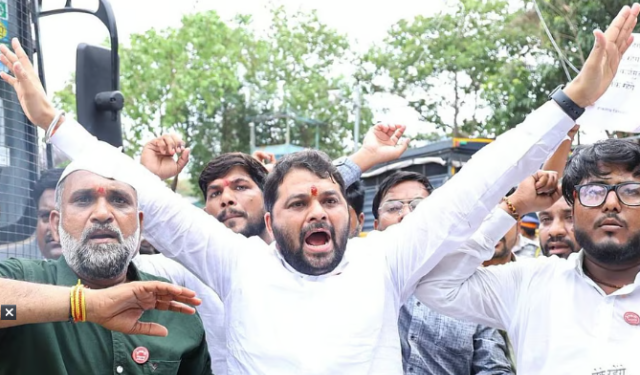 पोलिसांची नोटीस येऊनही रविकांत तुपकर मुंबईत आंदोलनावर ठाम; शेतकरी कर्जमाफीसाठी २७ ऑगस्टला मंत्रालयावर धडक देण्याचा इशारा!