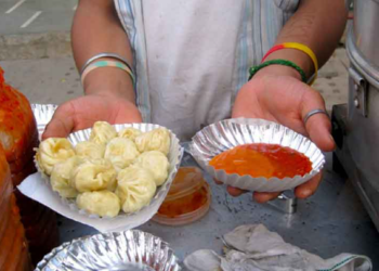 रस्त्यावरील स्टॉलवरून मोमोज खाणे बेतले जीवावर: १६ जणांना अन्नबाधा!