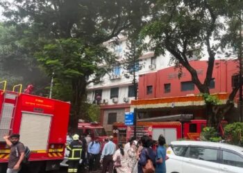 अग्नितांडवाने मुंबई हादरली; चर्चगेटच्या ७ मजली आयकर कार्यालयात आग