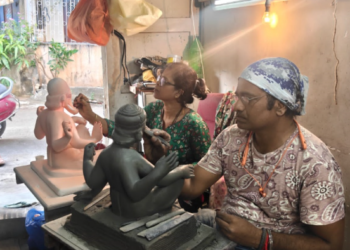खेतवाडीतील स्वामी समर्थ रूपातील ३० फूट गणरायाची भव्य मूर्ती; मूर्तिकार सुनील वराडकरांचा ७० वर्षांचा प्रेरणादायी प्रवास