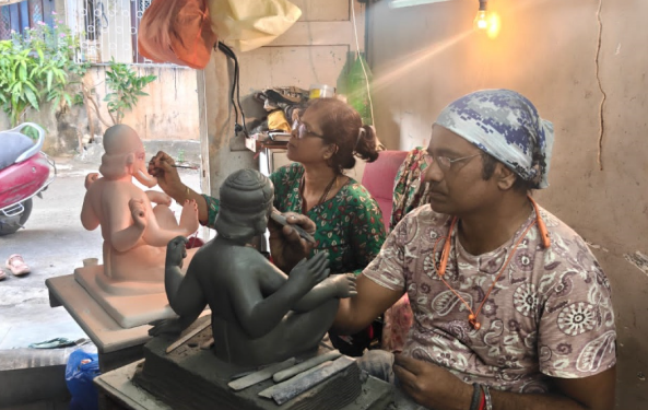 खेतवाडीतील स्वामी समर्थ रूपातील ३० फूट गणरायाची भव्य मूर्ती; मूर्तिकार सुनील वराडकरांचा ७० वर्षांचा प्रेरणादायी प्रवास