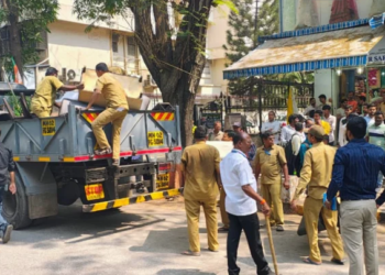 फेरीवाल्यांवरील कारवाईला वेग! BMC कडून अतिक्रमण निर्मूलनासाठी ७६ वाहने भाडेतत्त्वावर