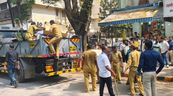 फेरीवाल्यांवरील कारवाईला वेग! BMC कडून अतिक्रमण निर्मूलनासाठी ७६ वाहने भाडेतत्त्वावर