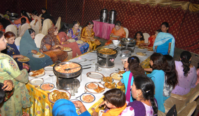 नव्या गाड्यांवर बंदी अन् लग्नात ‘एकच डिश’; पाकिस्तानमध्ये अचानक लॉकडाऊनसारखी परिस्थिती का निर्माण झाली?