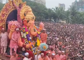 ‘पुढच्या वर्षी लवकर या’… अश्रूंच्या साक्षीने लाडक्या ‘लालबागच्या राजा’ला निरोप!