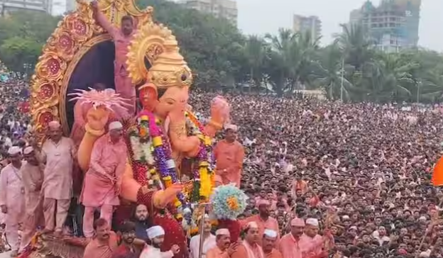 ‘पुढच्या वर्षी लवकर या’… अश्रूंच्या साक्षीने लाडक्या ‘लालबागच्या राजा’ला निरोप!