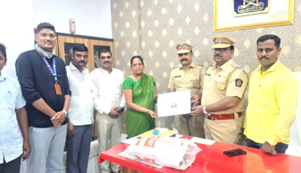 रिक्षात हरवलेली साडेतीन लाखांची सोन्याची बॅग अवघ्या चार तासांत परत; आचोळे पोलिसांची तत्पर कामगिरी
