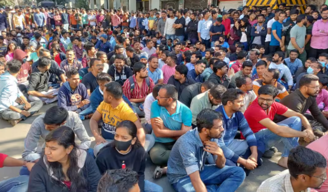हक्काच्या नोकरीसाठी MPSC विद्यार्थी थेट रस्त्यावर; भरती आणि पारदर्शकतेसाठी जिल्हाधिकारी कार्यालयावर विराट मोर्चा