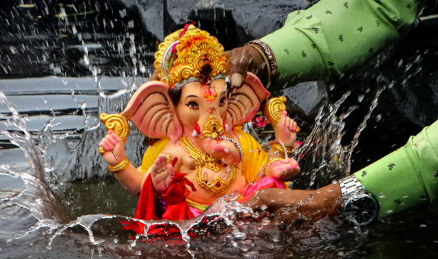 लाडक्या बाप्पाला मुंबईकरांचा भावपूर्ण निरोप; रात्रीपर्यंत २५ हजारांहून अधिक मूर्तींचे विसर्जन