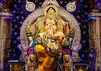 ७०३.२७ कोटींच्या विमा संरक्षणात मुंबईचा ‘हा’ महागणपती; ६६ किलो सोने, ३३५ किलो चांदीचा थाट!