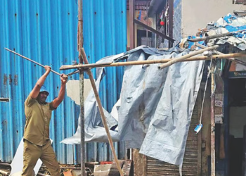 फुटपाथ पादचाऱ्यांसाठी मोकळे करण्यासाठी पोलिसांचे ‘ऑपरेशन १०० किमी’!