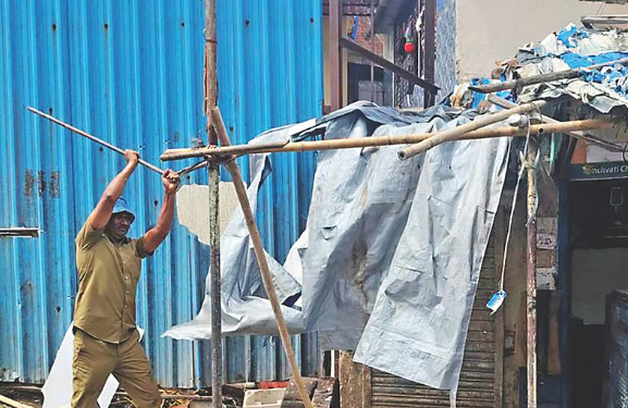 फुटपाथ पादचाऱ्यांसाठी मोकळे करण्यासाठी पोलिसांचे ‘ऑपरेशन १०० किमी’!