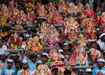 राज्यभर भक्तिमय वातावरणात गणरायाचे आगमन; मुंबईपासून कोकणापर्यंत उत्साहाला उधाण