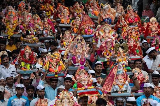 राज्यभर भक्तिमय वातावरणात गणरायाचे आगमन; मुंबईपासून कोकणापर्यंत उत्साहाला उधाण