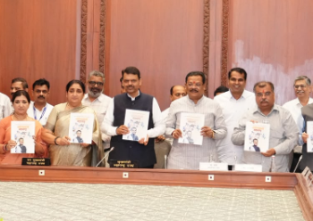 रुग्णांसाठी सर्व आरोग्य योजना एकाच ठिकाणी; मुख्यमंत्री फडणवीस यांच्या हस्ते ‘आरोग्यदायी महाराष्ट्र’ बुकचे प्रकाशन
