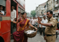 मुंबईकरांना मासे पुरवणाऱ्या कोळी भगिनींनाच ‘बेस्ट’मध्ये नो-एन्ट्री; बेस्ट बसमधून उतरवले जातेय?