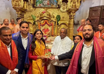 शेअर बाजारातील महा-लिस्टिंगनंतर मुकेश अंबानी कुटुंबासह सिद्धीविनायकाच्या दर्शनाला; बाप्पाच्या चरणी वाहिली पहिली शेअर्सची प्रत