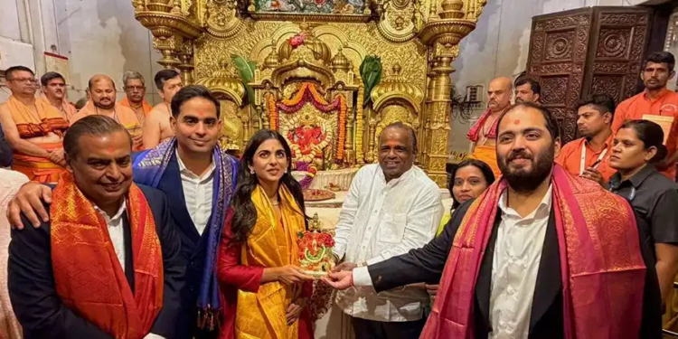 शेअर बाजारातील महा-लिस्टिंगनंतर मुकेश अंबानी कुटुंबासह सिद्धीविनायकाच्या दर्शनाला; बाप्पाच्या चरणी वाहिली पहिली शेअर्सची प्रत