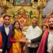 शेअर बाजारातील महा-लिस्टिंगनंतर मुकेश अंबानी कुटुंबासह सिद्धीविनायकाच्या दर्शनाला; बाप्पाच्या चरणी वाहिली पहिली शेअर्सची प्रत
