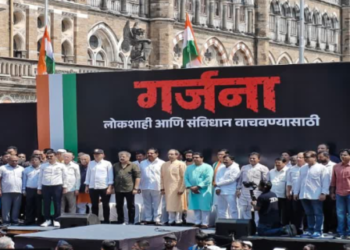 मुंबईत रंगला राज-उद्धव ठाकरेंचा ‘गर्जना मोर्चा’; निवडणूक आयोगाच्या मुख्य आयुक्तांची हकालपट्टी आणि बॅलेट पेपरची केली मागणी